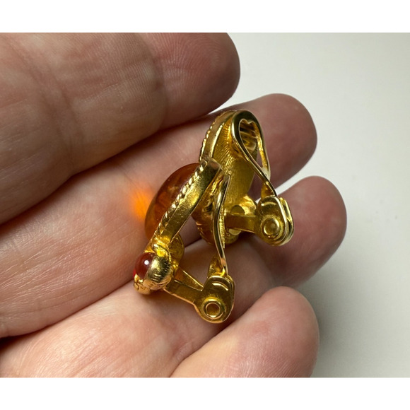 Vintage Singed Monet Clip On Earrings Gold Tone Jewel Cabochons Amber Red Rope - Picture 6 of 7